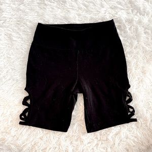 Biker shorts with cross cross pattern on side